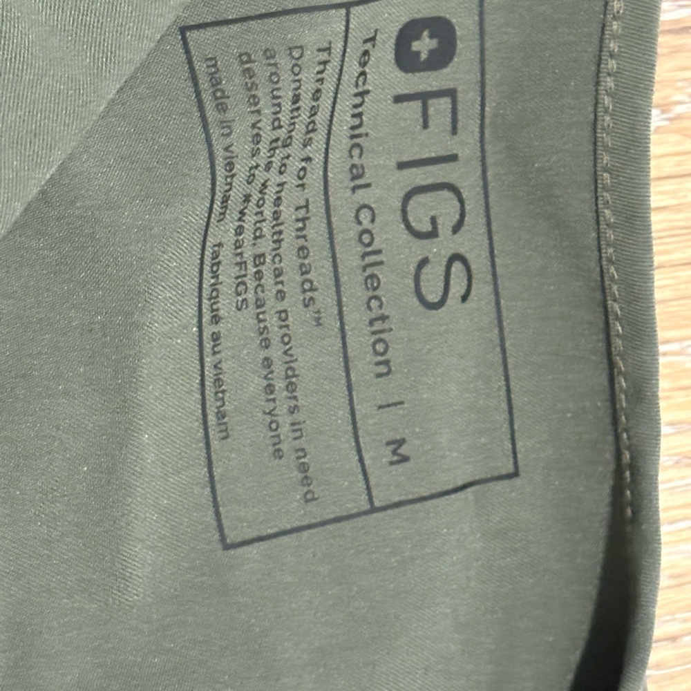 Figs Casma Scrub Top in Moss Green Medium - Picture 3 of 6